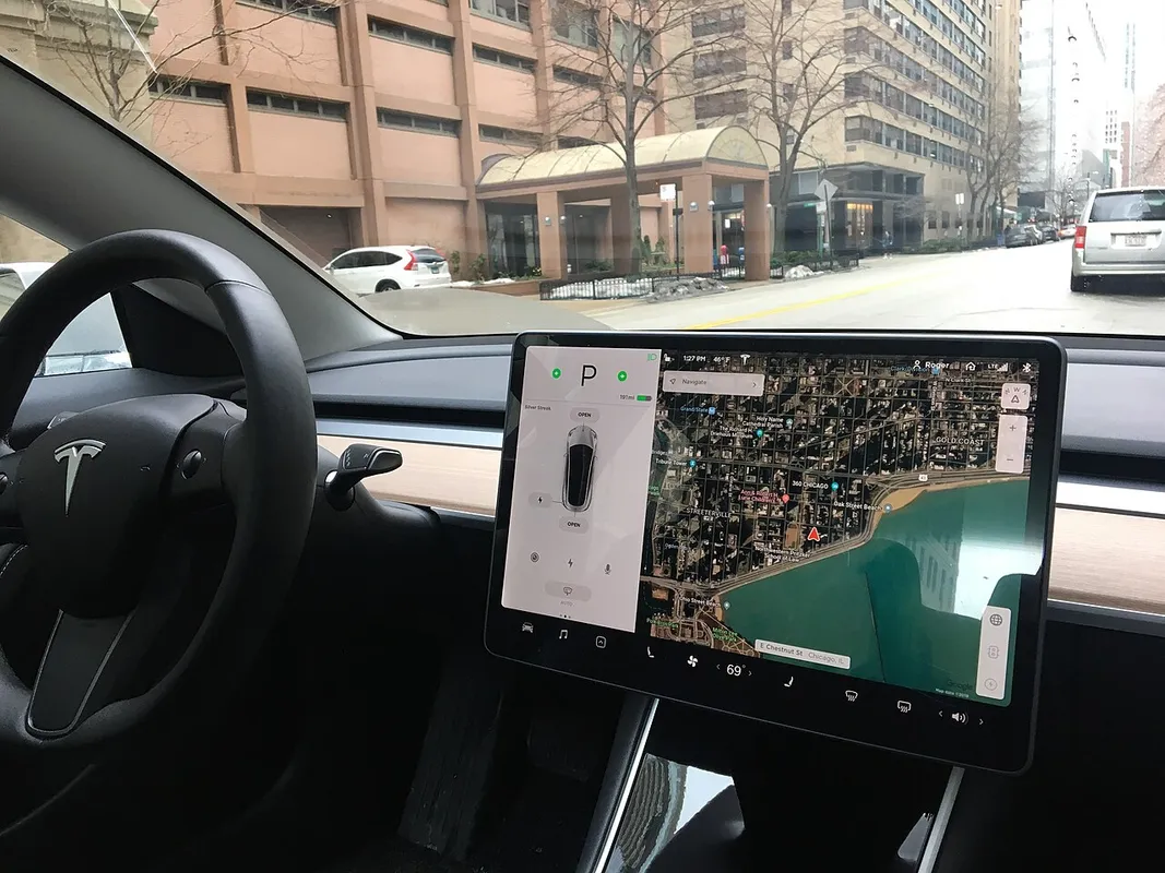 Salpicadero y pantalla central de un Tesla, imagen genérica de interior