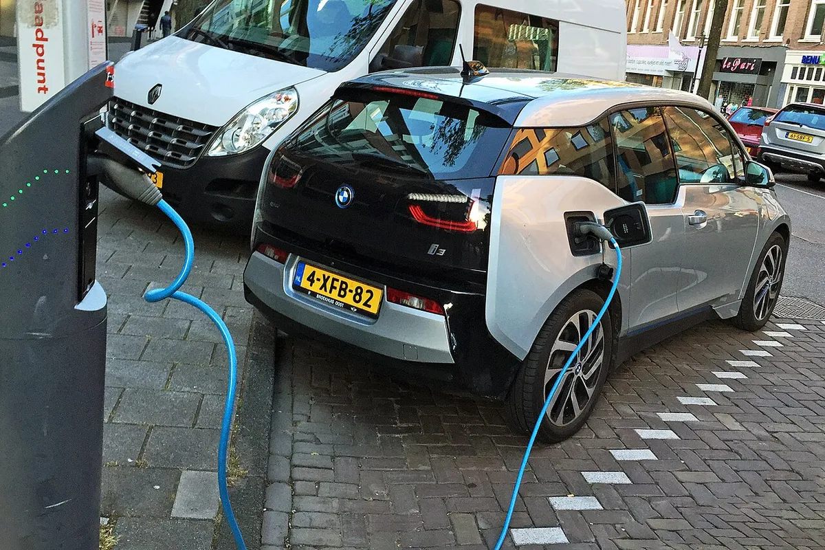 BMW i3 eléctrico cargando en una calle de Ámsterdam