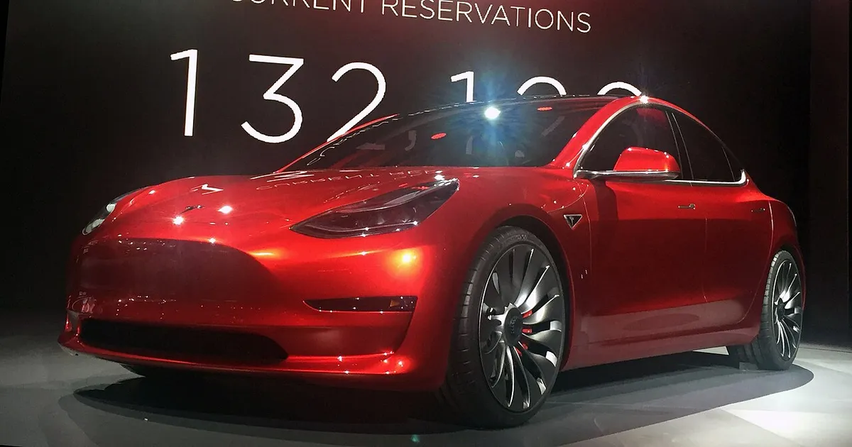 Tesla Model 3 rojo en la presentación del 31 de marzo de 2016 en Hawthorne, California