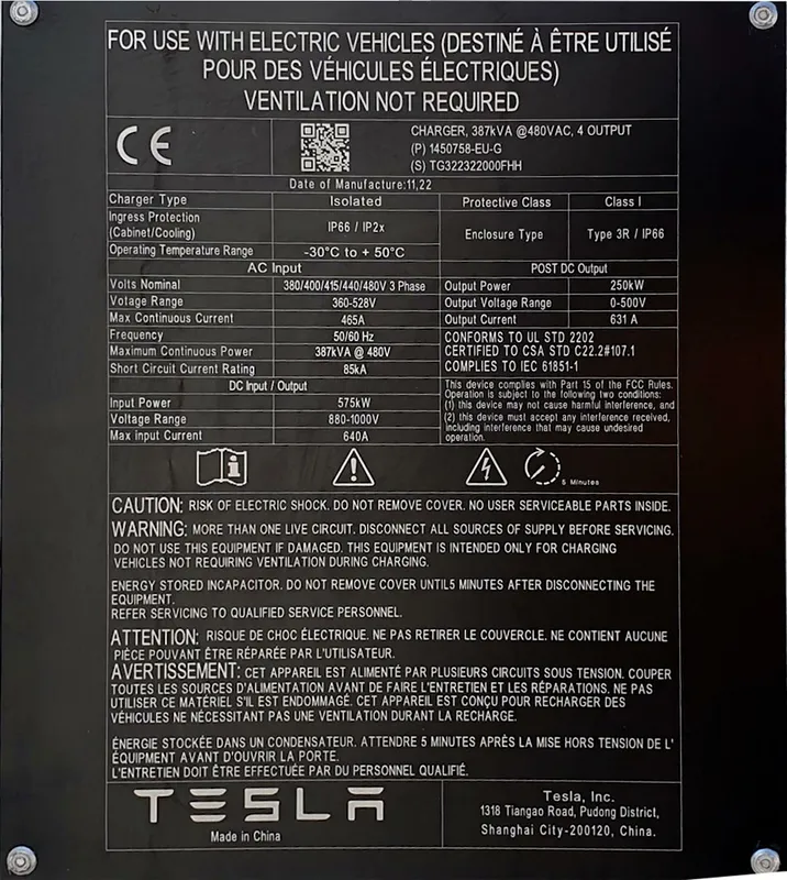 Un Tesla en un Supercargador