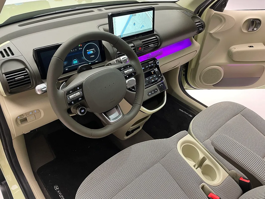 Asiento del conductor y salpicadero de un Hyundai Inster, imagen genérica de un interior de coche eléctrico