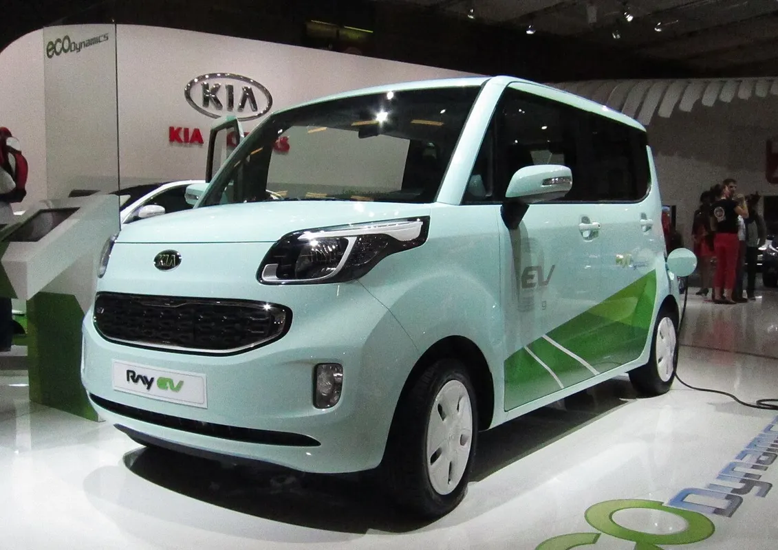 Vista lateral de un Kia Ray EV en un salón del motor, imagen genérica de un vehículo eléctrico