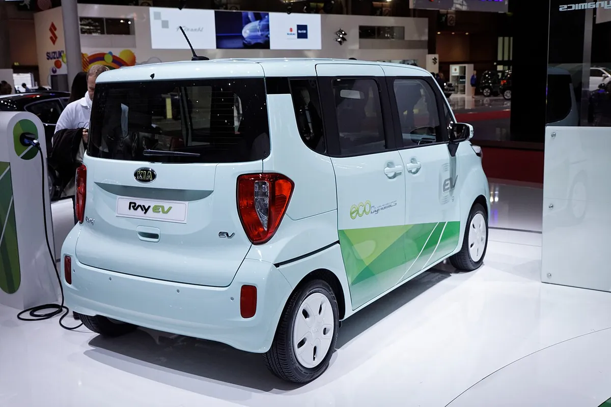 Un Kia Ray EV expuesto en el Mondial de l'Automobile de París 2012, usado aquí como imagen genérica de movilidad eléctrica
