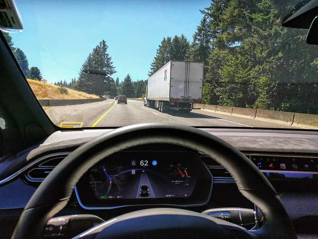 Vista desde el interior de un Tesla circulando con el Autopilot activado en tráfico urbano