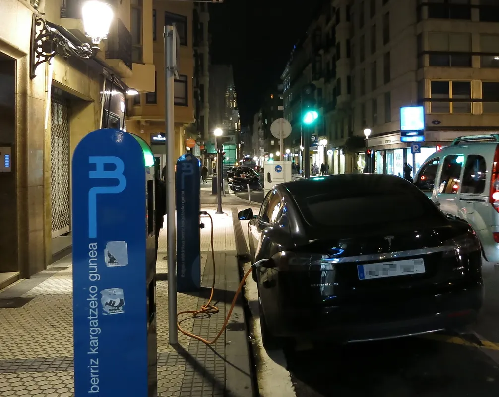Un Tesla en un Supercargador