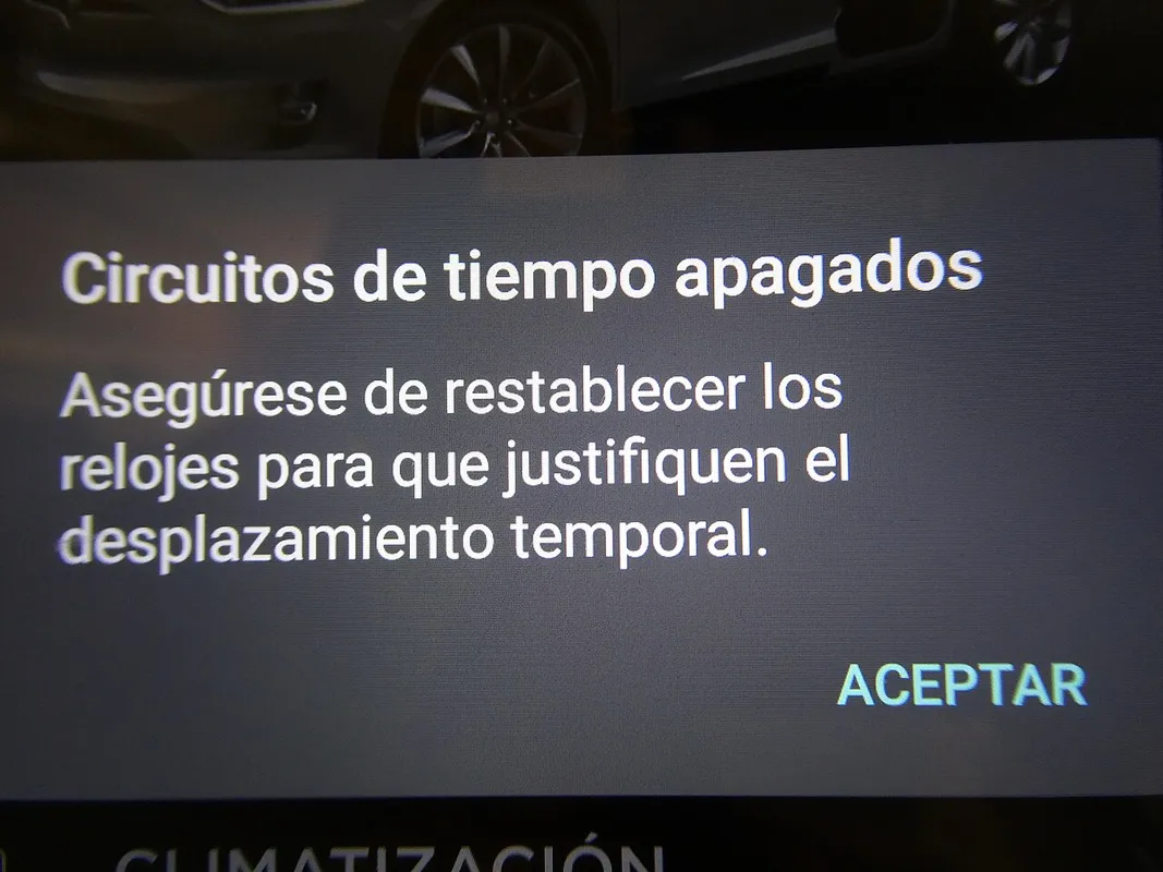 Pantalla de un huevo de Pascua en el software de un Tesla, mostrando un mensaje relacionado con la conducción autónoma