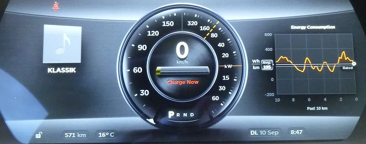 Cuadro de instrumentos recortado de un Tesla Model S P85+ mostrando cero kilómetros de autonomía restante