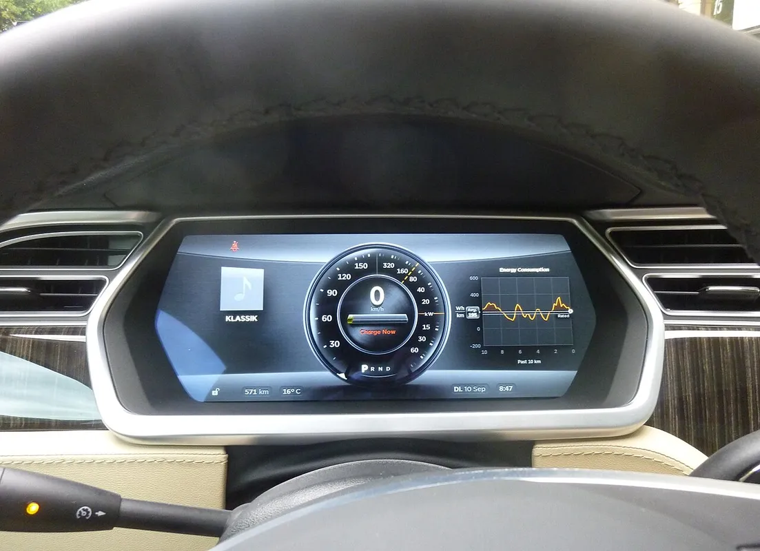 Cuadro de instrumentos de un Tesla Model S P85+ mostrando cero kilómetros de autonomía restante