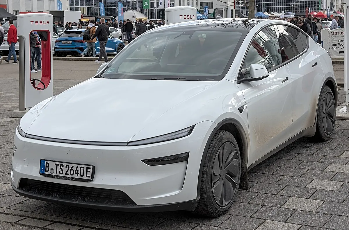 Tesla Model Y (2025) circulando, uno de los dos modelos que se dan por elegibles al Plan Auto+