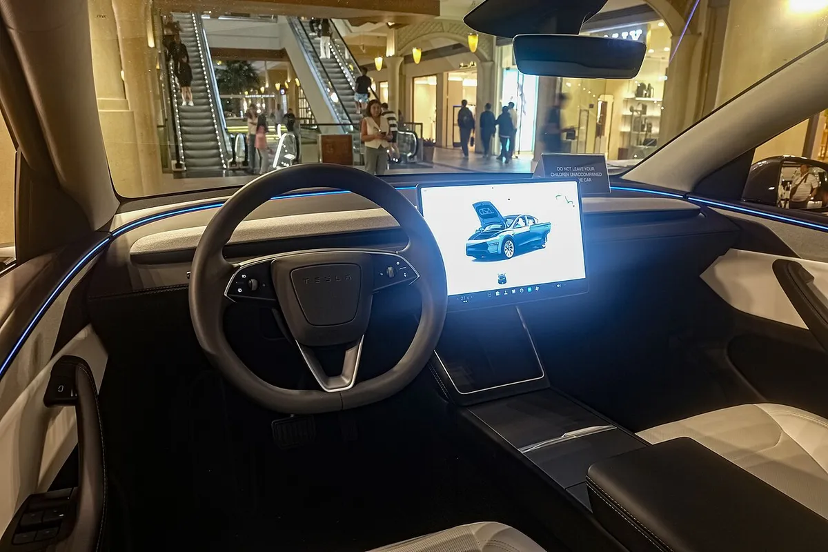 Interior de un Tesla Model Y Juniper Long Range AWD en blanco y negro