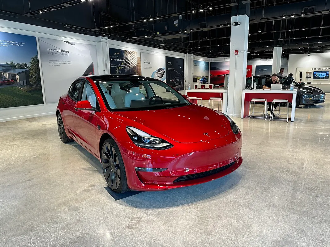 Una tienda y centro de entrega de Tesla