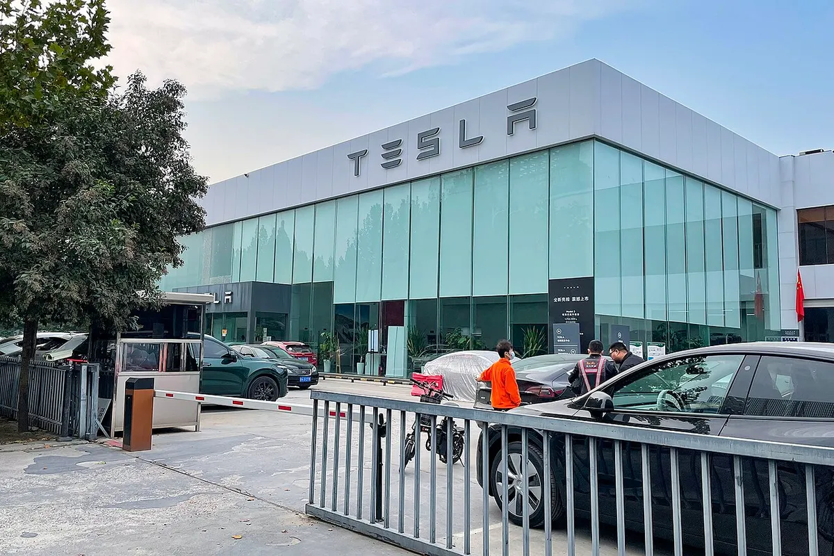 Fachada de un centro de exposición y entrega de Tesla en Zhengzhou, China